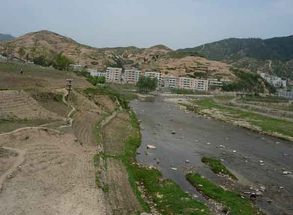 ▲ 북한 대부분 지역에서는 상하수도 시스템이 제대로 작동하지 않는다. 게다가 자연환경마저 파괴돼 개울조차 이 꼴이다. [사진: 김성일 서울대 교수 제공]