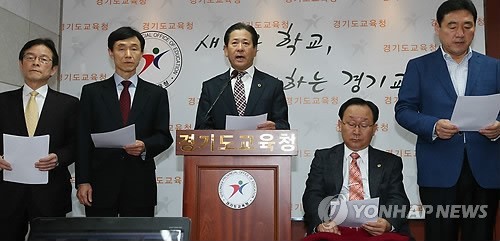 ▲ 지난달 24일 오전 경기도 수원 경기도교육청에서 권진수 전 인천교육감 권한대행, 최준영 전 한국산업기술대 총장, 김광래 경기도의회 교육의원, 강관희 경기도의회 교육의원, 석호현 한국유치원총연합회 이사장(왼쪽부터) 등 경기도교육감 출마 선언자들이 조전혁 전 의원과 이재정 전 통일부장관의 경기도교육감 출마에 대해 교육의 전문성과 순수성을 훼손하는 일이라는 입장을 밝히고 있다. 2014.3.24 (사진 = 저작권자 연합뉴스, 무단전재-재배포금지)