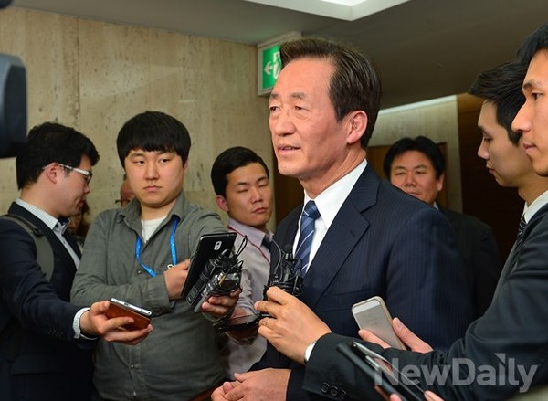 ▲ 정몽준 새누리당 의원이 16일 오후 서울 중구 한국프레스센터에서 열린 사단법인 사월회 창립 23주년 기념식에 참석한 뒤 진도 여객선 침몰사고에 대한 입장을 밝히고 있다.ⓒ정상윤 기자