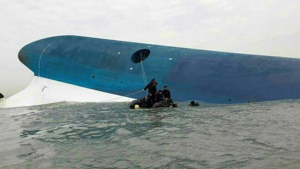 ▲ 침몰 여객선에 해군 해난구조대(SSU) 요원이 선체 진입을 시도하고 있다.ⓒ해군