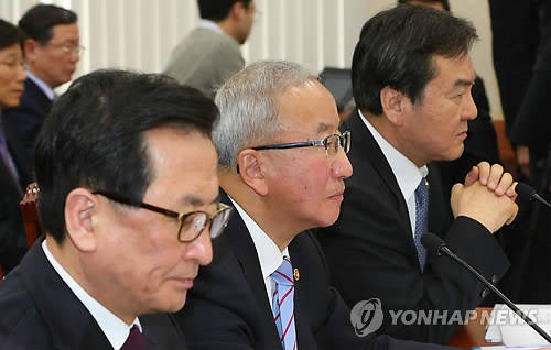 ▲ 계속되는 금융사고에도 금융당국은 해당 금융사에 강력한 조치를 취하지 않고 있다. 사진은 국회에 출석한 최수현 금감원장(좌), 현오석 부총리 겸 기획재정부장관(중), 신제윤 금융위원장(우). ⓒ 연합뉴스