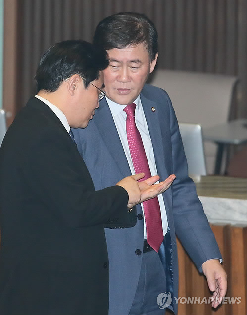 ▲ 최경환 새누리당 원내대표(오른쪽)와 전병헌 새정치민주연합 원내대표가 16일 국회 본회의장에서 대화하고 있다.ⓒ연합뉴스