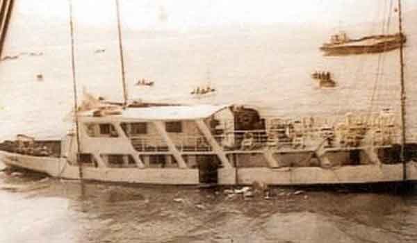 ▲ 1993년 인양되는 서해페리호. 이 배 선장과 승무원은 세월호의 그들과는 달랐다. [사진: 당시 신문보도 캡쳐]