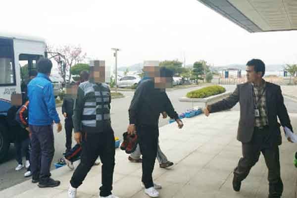 ▲ 경찰에 소환되는 세월호 선장과 승무원들. [16일 방송 보도화면 캡쳐]