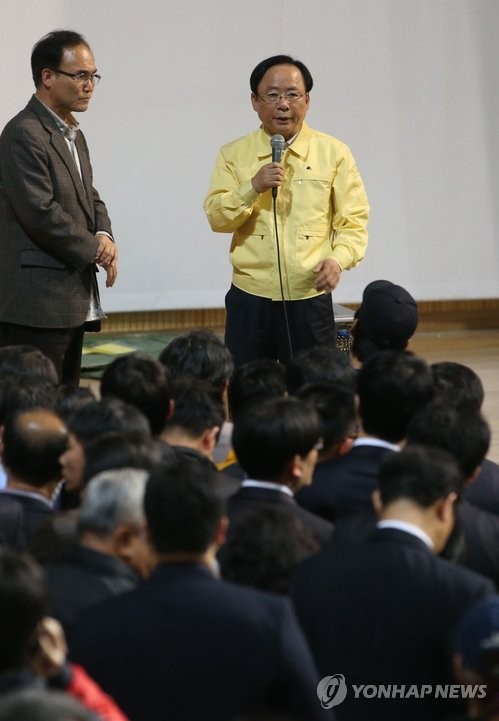 ▲ 이주영 해양수산부 장관이 16일 오후 여객선 침몰사고 부상자들이 있는 전남 진도실내체육관을 찾아 구조작업 등에 대해 이야기하고 있다. ⓒ연합뉴스