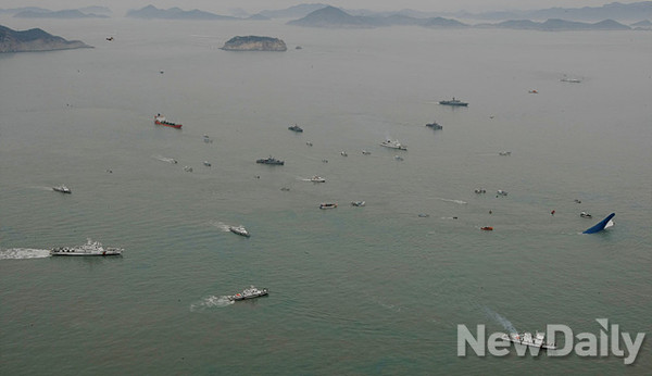 ▲ 17일 오전 여객선 세월호(SEWOL)가 침몰한 전남 진도군 조도면 병풍도 북쪽 20km 사고 해상에서 해경과 해군이 악천후 속 이틀째 실종자 구조작업을 벌이고 있다. ⓒ 전남도청 제공