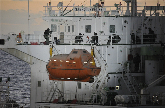 ▲ 아덴만여명작전에서 인질을 구출하는 해군 UDT.ⓒ해군