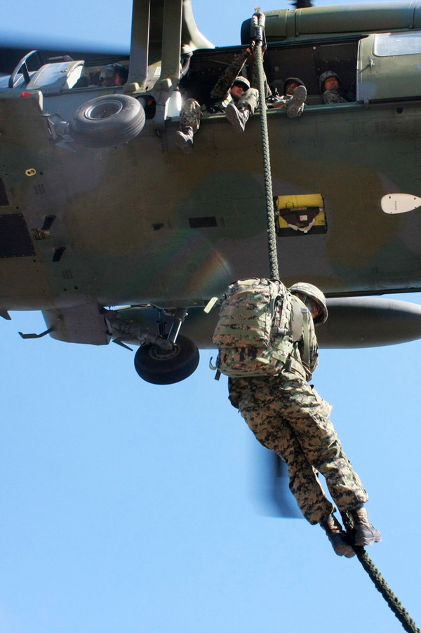 ▲ 헬기레펠강하하는 특전사 요원.ⓒ특전사령부