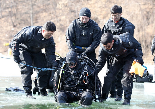 ▲ 잠수준비를하는 공군 제6탐색구조전대 요원.ⓒ공군
