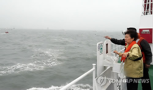 ▲ 박근혜 대통령이 17일 오후 진도 앞바다에 침몰한 여객선 ‘세월호’ 사고현장을 방문, 해경 경비함정에 올라 수색 및 구조작업 모습을 둘러보고 설명듣고 있다. ⓒ 연합뉴스