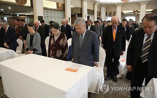 ▲ 17일 서울 중구 프레스센터에서 열린 역사교육정상화 학부모 시민연대 출범대회 및 전국회의에서 참석자들이 여객선 세월호 침몰 사망자를 추모하는 묵념을 하고 있다. 2014.4.17 (사진 = 저작권자 연합뉴스, 무단전재-재배포금지)