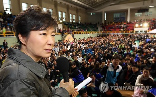 ▲ 박근혜 대통령이 17일 오후 진도 앞바다에 침몰한 여객선 ‘세월호’ 사고의 실종자 가족이 모여 있는 진도체육관을 방문, 가족들의 애타는 호소와 질문에 답변하고 있다. ⓒ 연합뉴스