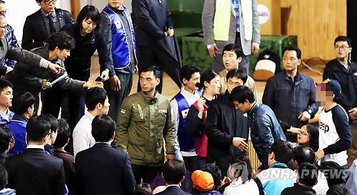 ▲ 박근혜 대통령이 17일 오후 여객선 침몰 실종자 가족들이 모여 있는 진도실내체육관을 찾아 실종자 가족이 건내는 휴대전화를 받고 있다. ⓒ 연합뉴스