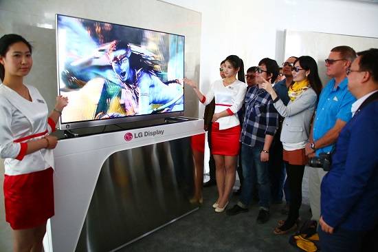 ▲ LG디스플레이가 중국 베이징 국제영화제서 열리는 행사서 FPR 3D 체험부스를 마련하고 관람객들에게 UHD해상도 3D 영화를 보여주고 있다.ⓒLG디스플레이 제공