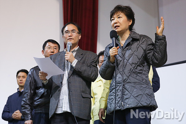 17일 오후 진도 세월호 침몰 사고 실종자 가족이 모여 있는 진도체육관을 방문한 박근혜 대통령 ⓒ 뉴데일리