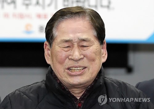 ▲ 김한식 청해진해운 대표가 17일 인천시 중구 인천연안여객터미널에서 사죄 인사를 하고 있다. 김 대표는 이날 열린 기자회견에서 