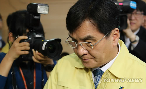 ▲ 강병규 안전행정부 장관이 17일 정부서울청사에서 열린 진도 여객선 침몰관련 브리핑을 한 뒤 회견장을 나서고 있다.ⓒ 사진 연합뉴스