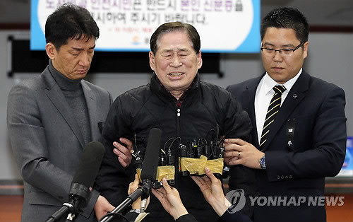 지난 17일 오후 8시, 청해진 해운 김한식 사장이 대국민 사과를 하는 모습. ⓒ연합뉴스. 무단전재 및 재배포 금지.