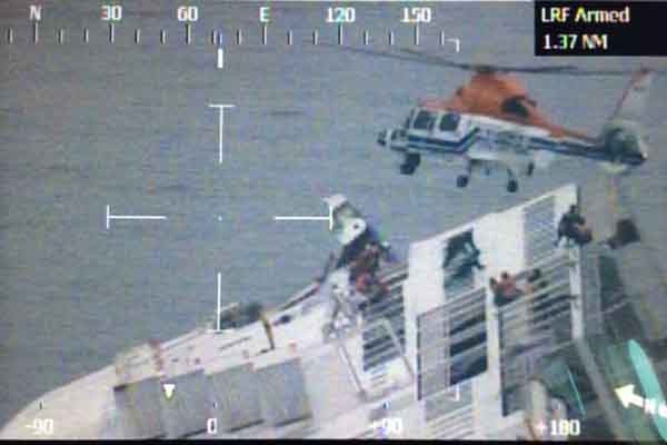 16일 세월호의 침몰 신고 직후 출동한 소방대원들이 헬기 등을 이용해 생존자를 구조하는 모습. 이들이 왜 욕을 먹어야 하는가? [사진: 당시 보도화면 캡쳐]
