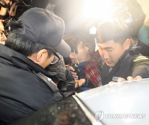 ▲ 17일 오후 전남 목포시 목포해양경찰서에서 2차 소환 조사를 마친 이준석 선장이 경찰과 함께 이동하고 있다. 2014.4.17  (저작권자(c) 연합뉴스, 무단 전재-재배포 금지)