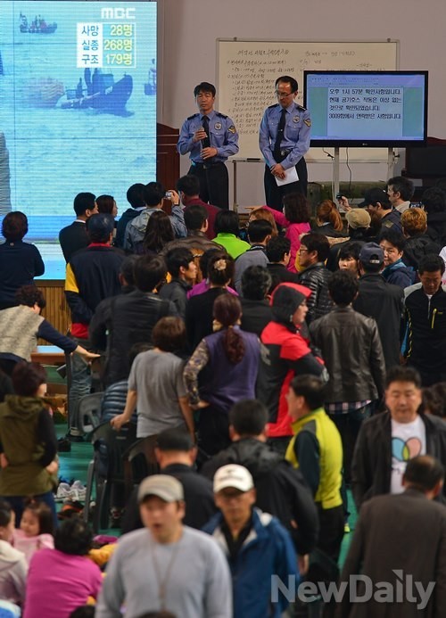 ▲ 세월호 침몰 사흘째인 18일 오후 진도실내체육관에 머물고 있는 실종자 가족들이 해양경찰 관계자들에게 조속한 구조작업을 촉구하고 있다.ⓒ정상윤 기자