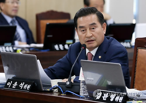 ▲ 실종자 가족은 타지 못한 해경 경비정을 타고 세월호 침몰사고 현장으로 가 물의를 빚은 새민련 이윤석 의원. ⓒ연합뉴스