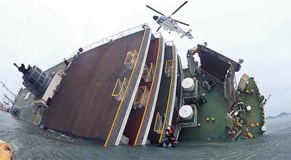 ▲ 지난 16일 세월호 침몰 당시의 모습. [사진: 전라남도 수산자원과 제공]