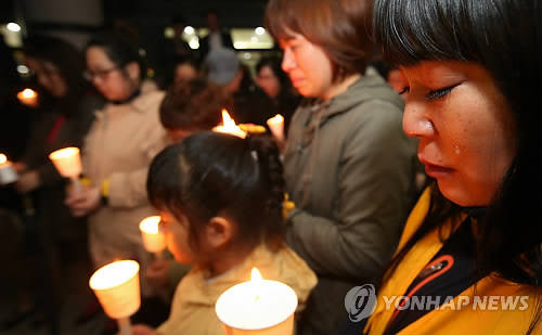 17일 오후 경기도 안산 단원고등학교에서 전남 진도 해상 침몰 여객선에서 실종된 학생들을 위한 안산시민 촛불 기도회가 열려 참석자들이 학생들의 무사귀환을 기원하고 있다. ⓒ연합뉴스