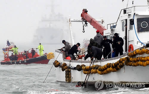 ▲ 17일 오후 경기도 안산 단원고등학교에서 전남 진도 해상 침몰 여객선에서 실종된 학생들을 위한 안산시민 촛불 기도회가 열려 참석자들이 학생들의 무사귀환을 기원하고 있다. ⓒ연합뉴스