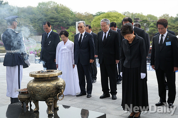 ▲ 박근혜 대통령이 19일 4.19 민주묘지를 찾아 희생자의 넋을 위로했다. ⓒ 뉴데일리