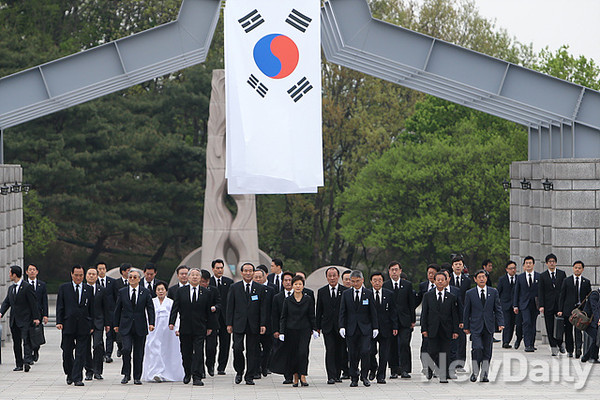 ▲ 박근혜 대통령이 19일 4.19 민주묘지를 찾아 희생자의 넋을 위로했다. ⓒ 뉴데일리