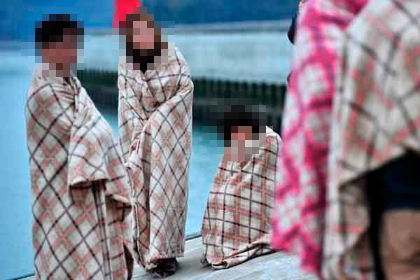 ▲ 팽목항에서 구조대 소식을 기다리는 세월호 승객 가족들 [사진: 러시아 타임스 보도화면 캡쳐]