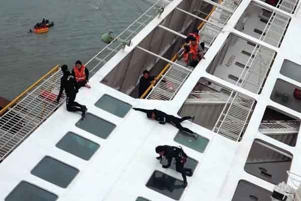 ▲ 16일 오전 8시 55분부터 침몰하기 시작한 세월호에 먼저 도착한 해양경찰과 소방대원들이 헬기를 이용해 승객들을 구조하고 있다. [사진: 정부 배포사진]