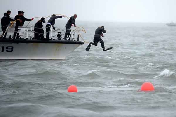 ▲ 세월호 승객 구조작업은 지금도 계속되고 있다. 해군 특수부대와 육군 특전사 다이버, 소방대원, 해양경찰 특공대 등이 바닷속으로 뛰어드는 모습. [사진: JTBC 보도화면 캡쳐]