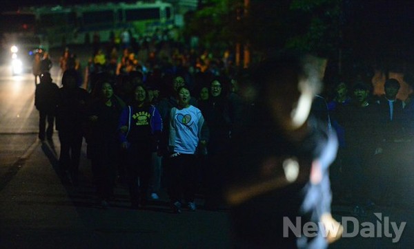 ▲ 정홍원총리가 실종자가족과 대화하고 있는 시간, 체육관에서 청와대로 향하겠다며 달려나오고 있다 ⓒ 뉴데일리 정상윤