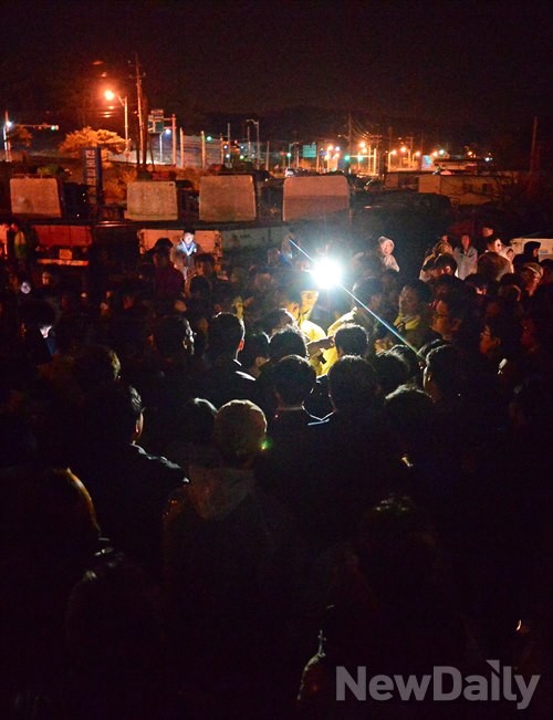 ▲ 실종자 가족들과 만난 정홍원 총리. 체육관에 입장하지 못한 채 입구에서 가족들을 만났다 ⓒ뉴데일리 정상윤