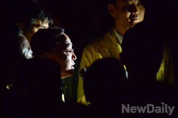 ▲ 정홍원 국무총리가 체육관에서 대화를 시도하려했지만 실패하자 체육관 입구에서 실종자 가족들과 대화중이다. ⓒ뉴데일리 정상윤