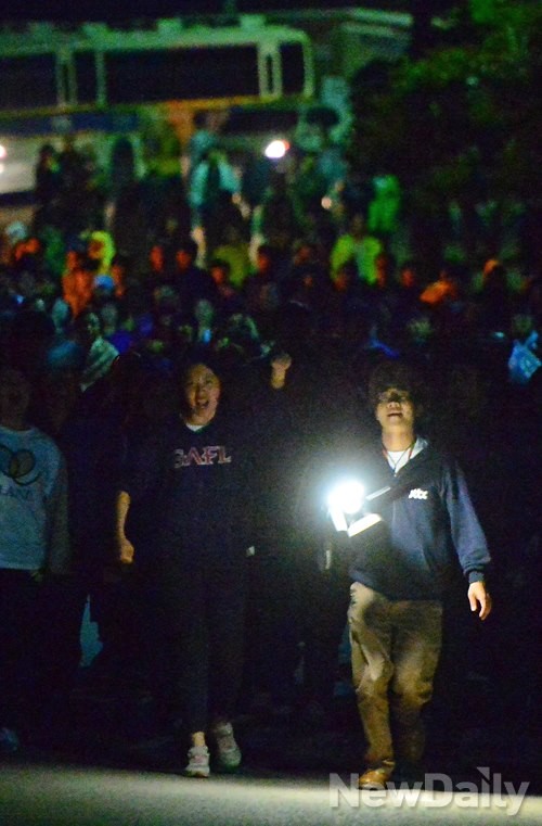 ▲ 20대가 주축으로 나선 시위대가 체육관에서 소리를 지르며 국도쪽으로 이동하고 있다. ⓒ 뉴데일리 정상윤