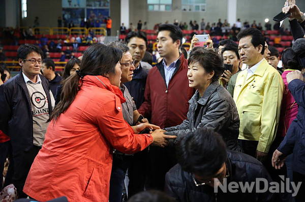 ▲ 박근혜 대통령이 17일 세월호 침몰 사고 실종자 가족들이 모인 진도체육관을 방문해 애타는 가족들과 손을 잡고 있다. ⓒ 뉴데일리