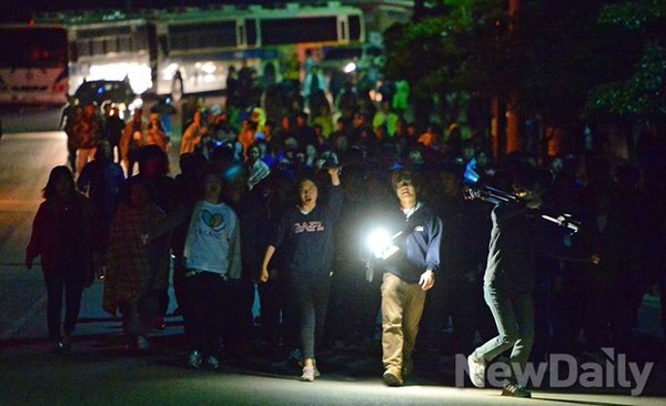 ▲ 20대가 주축으로 나선 시위대가 체육관에서 소리를 지르며 국도쪽으로 이동하고 있다. ⓒ 뉴데일리 정상윤