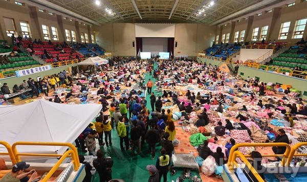 ▲ 세월호 실종자 가족들이 임시로 지내고 있는 진도체육관 모습. 현재 가족들은 심신이 극도로 지친 상태라고 한다. ⓒ정상윤 뉴데일리 기자.