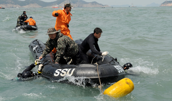 20일 해군 해난구조대(SSU)와 특수전전단(UDT/SEAL) 소속의 잠수사들이 고무보트를 타고 높은 파도와 강한 조류를 극복하며 실종자 탐색구조작전을 펼치고 있다.ⓒ해군