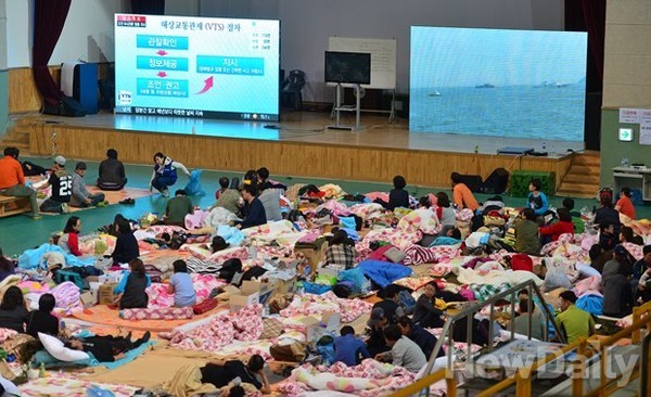 ▲ 세월호 침몰 닷새째를 맞고 있는 20일 오후 진도 실내체육관에 실종자 가족들이 모여 있다.ⓒ정상윤 기자