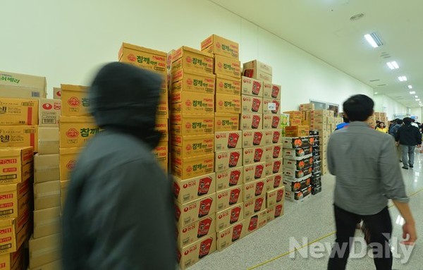 ▲ 진도체육관 안에 쌓여있는 구호물품ⓒ뉴데일리 정상윤 기자