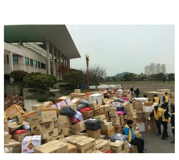 ▲ 진도체육관 앞에 쌓여있는 구호물품ⓒ온라인커뮤니티