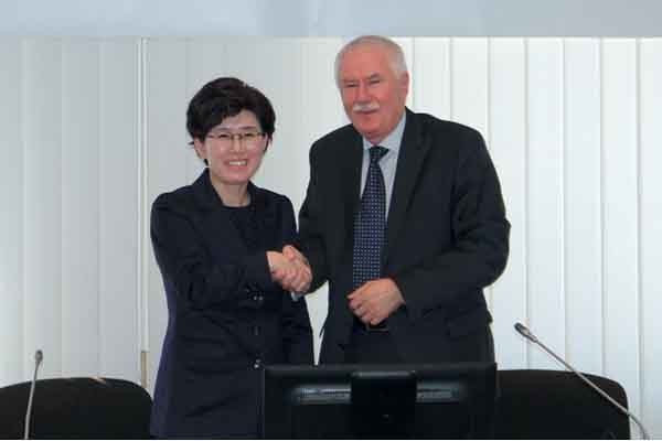 ▲ 지난 3월 31일 폴란드 바르샤바에서 OSJD에 가입한 뒤 악수를 하는 최연혜 코레일 사장(왼쪽). [사진: 정부 정책홍보 korea.kr]