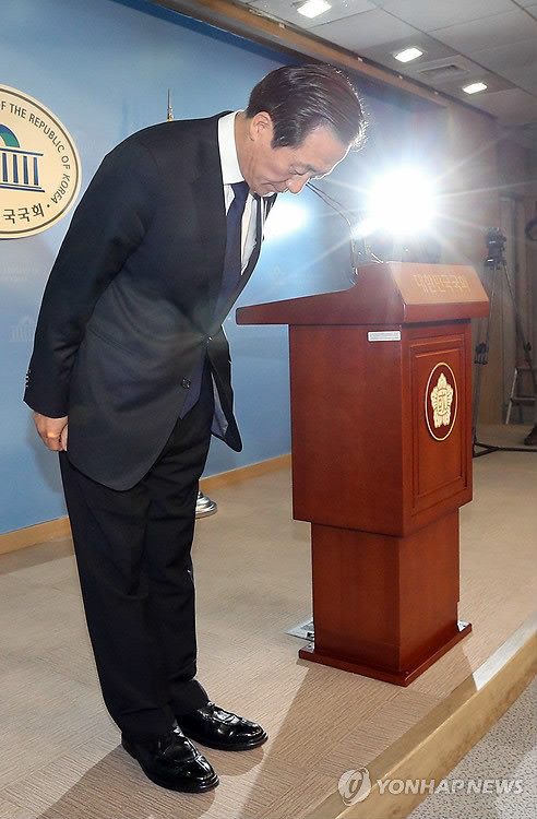 ▲ 정몽준 새누리당 서울시장 예비후보가 21일 오전 국회 정론관에서 막내아들 예선씨의 페이스북 글 논란에 대해 대국민사과를 하고 있다.ⓒ연합뉴스