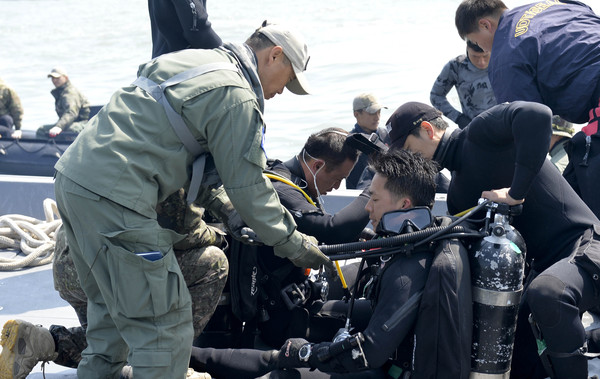 ▲ 세월호 실종자 수색을 위해 다이빙 준비를 하는 SSU 요원.ⓒ해군