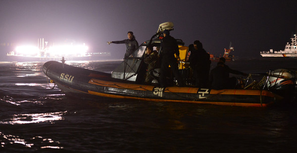 ▲ 야산 수색활동을 벌이는 해군 고속단정.ⓒ해군