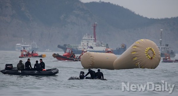 ▲ 세월호가 침몰한 전남 진도군 앞바다에서 구조작업을 벌이는 민관군 구조대 모습.